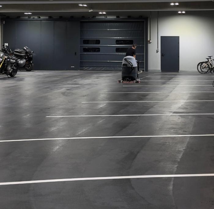 Autolaveuse autoportée dans l’atelier d’une concession automobile