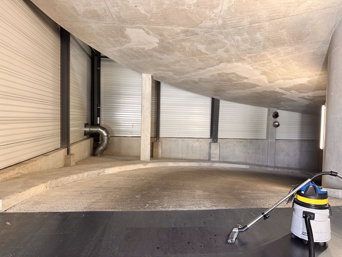 Aspirateur professionnel sur la rampe couverte d’une concession à Épagny