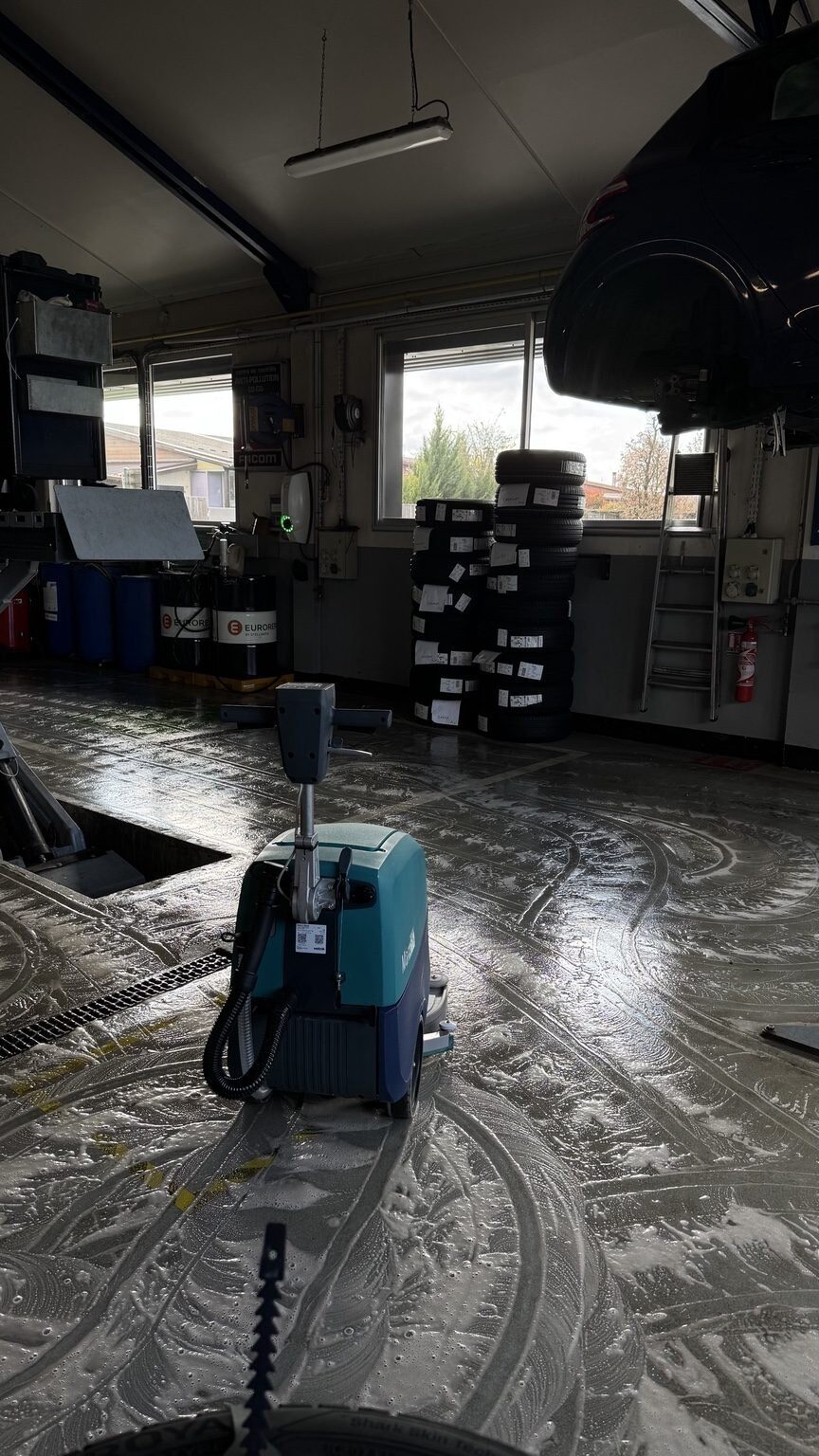 Nettoyage des sols d’un atelier professionnel avec matériel adapté
