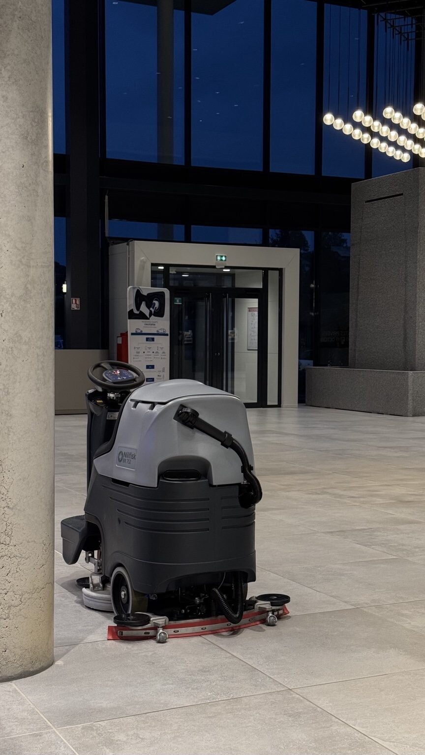 Entretien des sols et zones clients dans une concession automobile